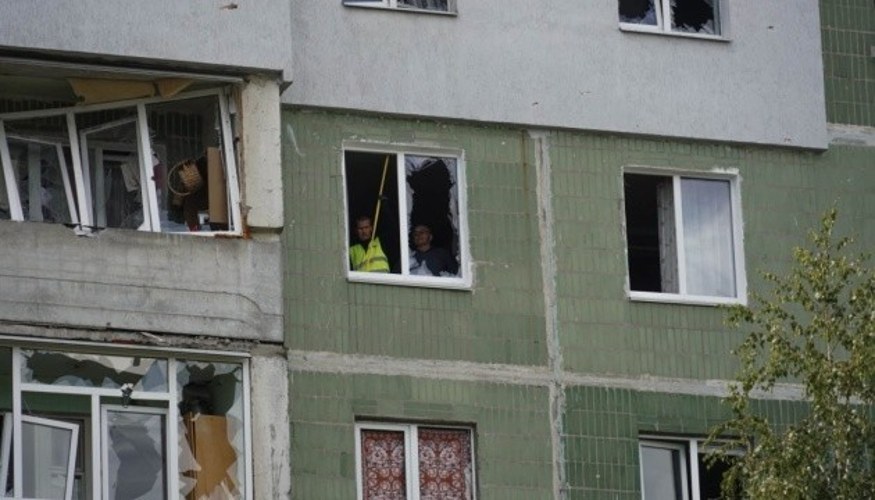 Наслідки удару КАБами по Сумах: пошкоджені багатоповерхівки, вибиті вікна й балкони, знищені автомобілі