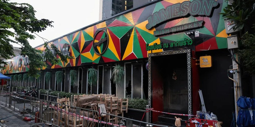 Пошкоджене приміщення пабу Rong Beer Na Lat Phrao у Бангкоку після пожежі