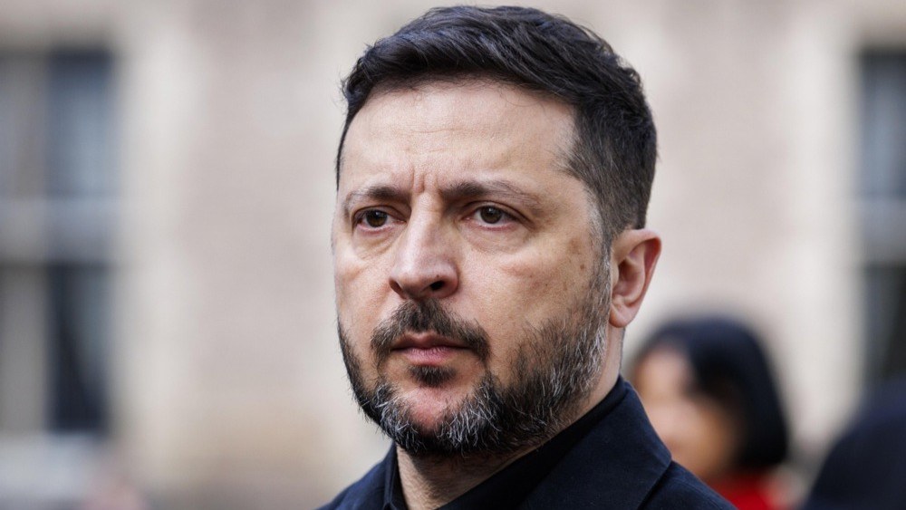 Володимир Зеленський на тлі державної символіки