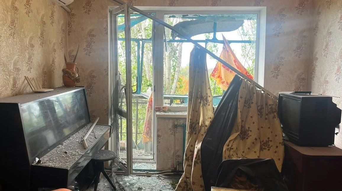 Пошкоджені кафе, багатоквартирний і приватний будинок та автомобіль у Нікопольському районі після ударів РФ 21 липня