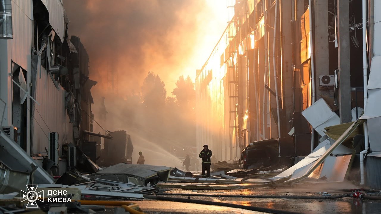 Наслідки удару балістикою по Києву — пожежі в адміністративно-складській будівлі та на складах у Дарницькому і Святошинському