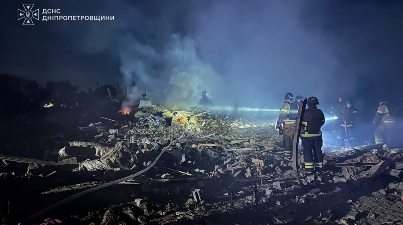 Рятувальники розбирають завали на місці влучання в житловий будинок після нічної російської атаки 30 липня.