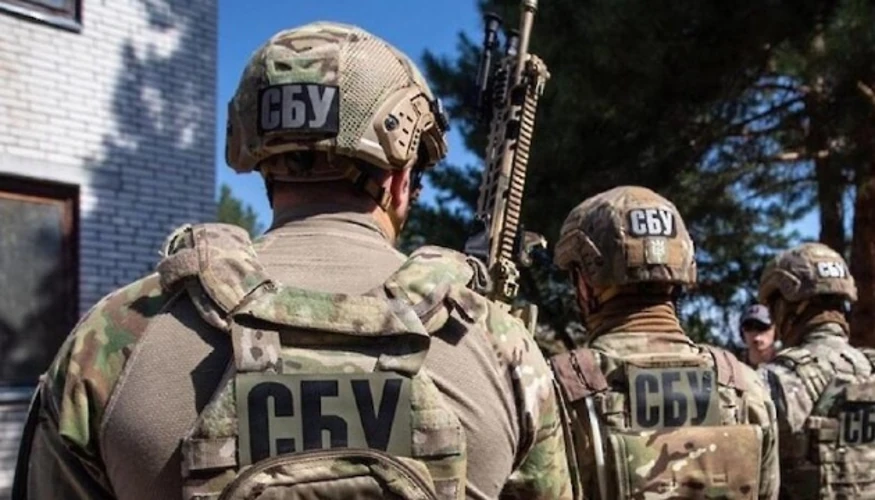 Вилучені під час обшуку компоненти для виготовлення саморобних вибухових пристроїв у тимчасовому помешканні затриманих