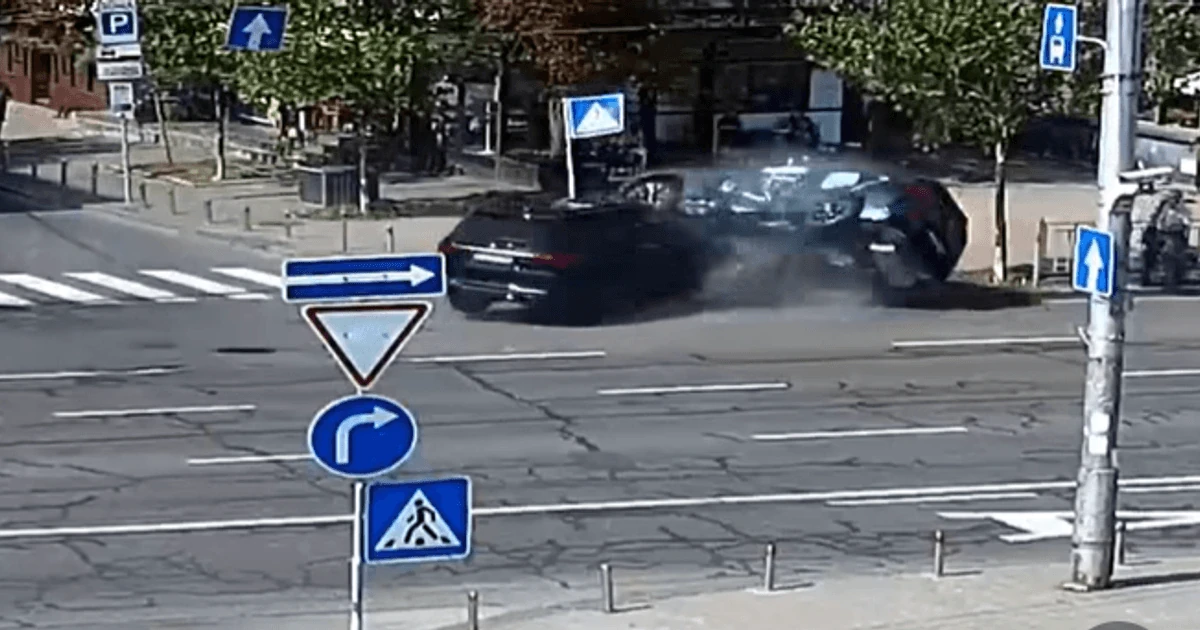 Автомобіль BMW на літній терасі ресторану KAØS на вулиці Великій Васильківській у Києві