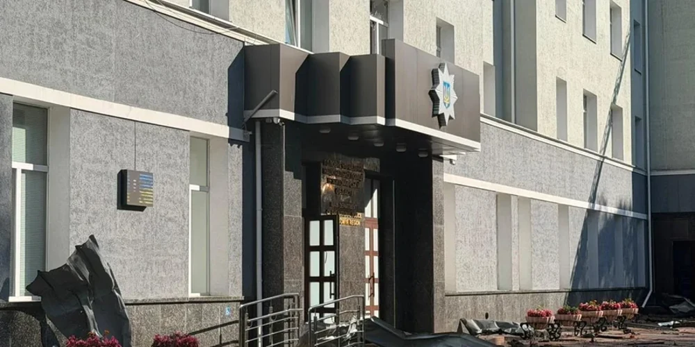Будівля ГУНП у Житомирі після подвійного удару дронами та портрети загиблих поліцейських