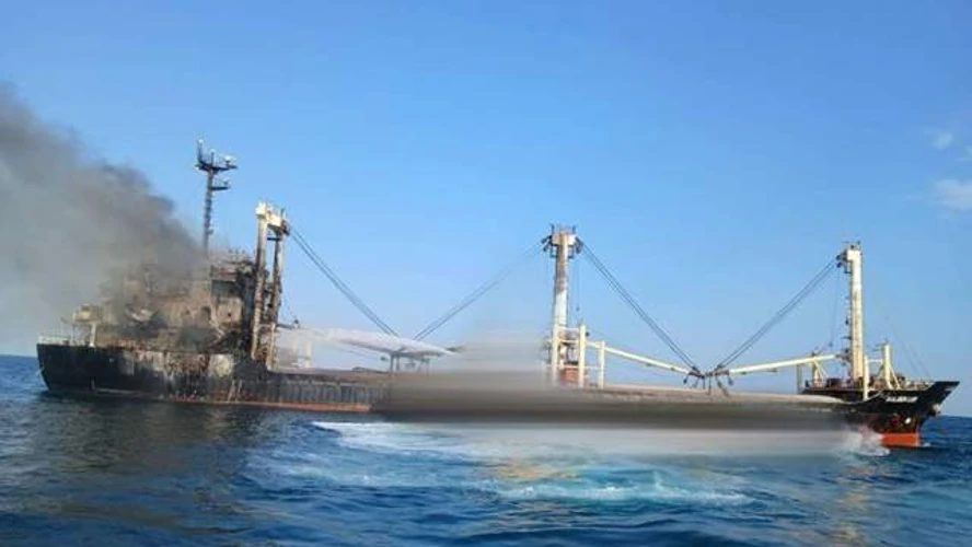 Пошкоджене цивільне торговельне судно після удару російських безпілотників біля портової інфраструктури