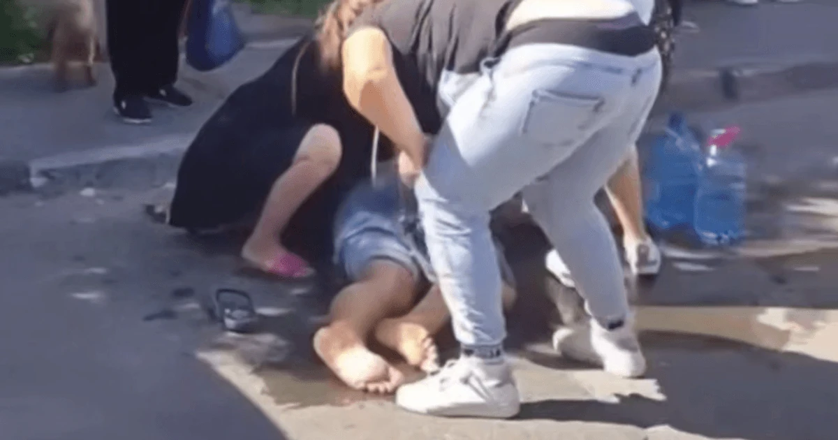 Будівля Сихівського районного ТЦК та СП у Львові, мікроавтобус та бригада екстреної медичної допомоги