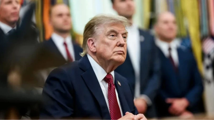 Дональд Трамп під час спілкування з журналістами в Овальному кабінеті Білого дому щодо ракет Patriot