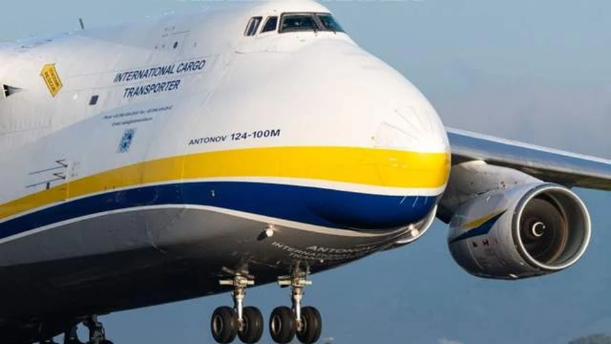 Український вантажний літак Ан-124 «Руслан» на летовищі після інциденту з безпілотником.