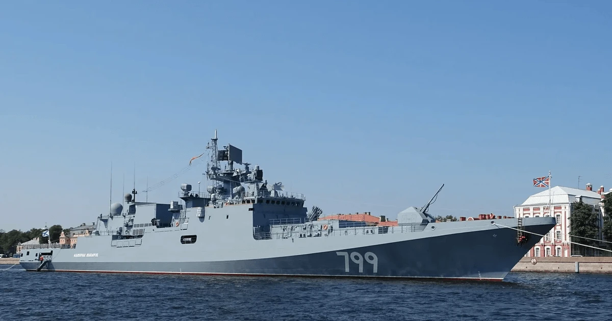 Уражений корабель проєкту 11356 на військово-морській базі у Новоросійську