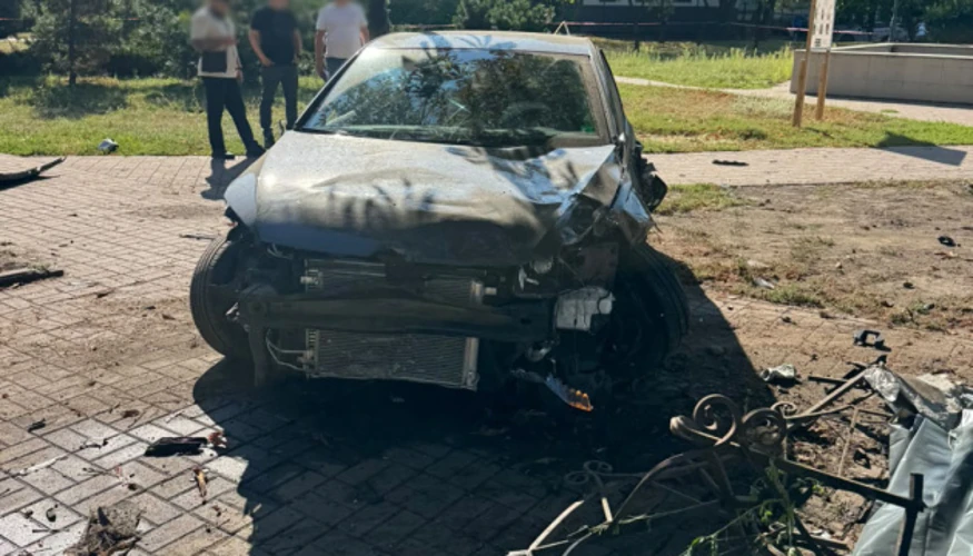 Місце ДТП у Солом'янському районі Києва: автомобіль Volkswagen Golf в'їхав у зупинку громадського транспорту після зіткнення