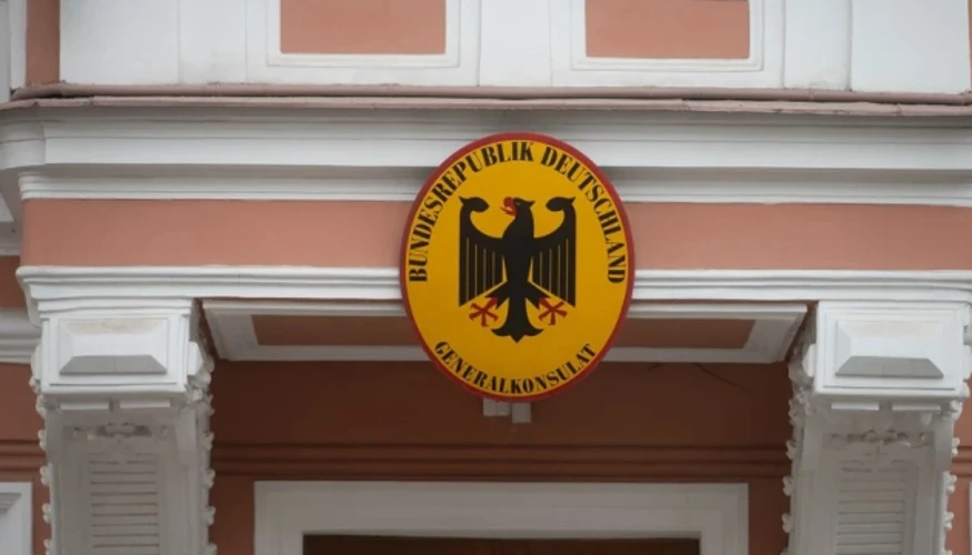 Будівля на Фурштатській вулиці у Санкт-Петербурзі без прапора, герба та інших символів ФРН (за матеріалами germania.diplo.de)