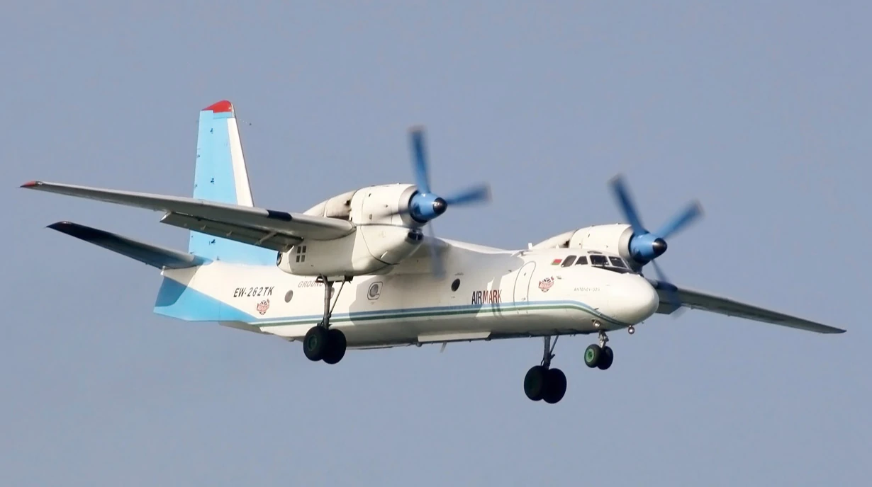 Літак Ан-32 із України, який прибув до аеропорту Меркулешти в Молдові (скриншот із відео NewsMaker)