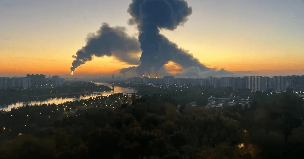 Пожежа та дим на території Московського НПЗ у районі Капотня після удару 20 вересня 2026 року
