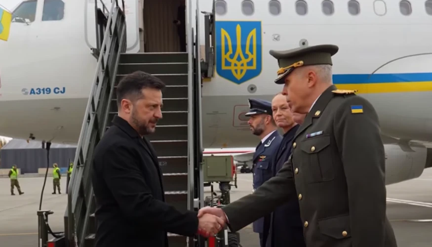 Зеленський сходить із трапа президентського літака в Осло під час трансляції NRK