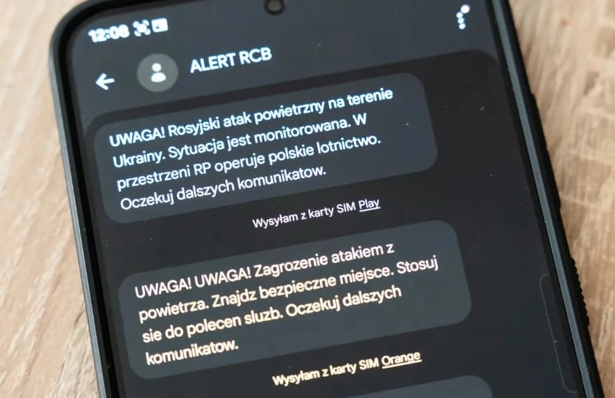 Мапа Польщі з позначенням Люблінського та Любуського воєводств і знак сповіщення про повітряну загрозу