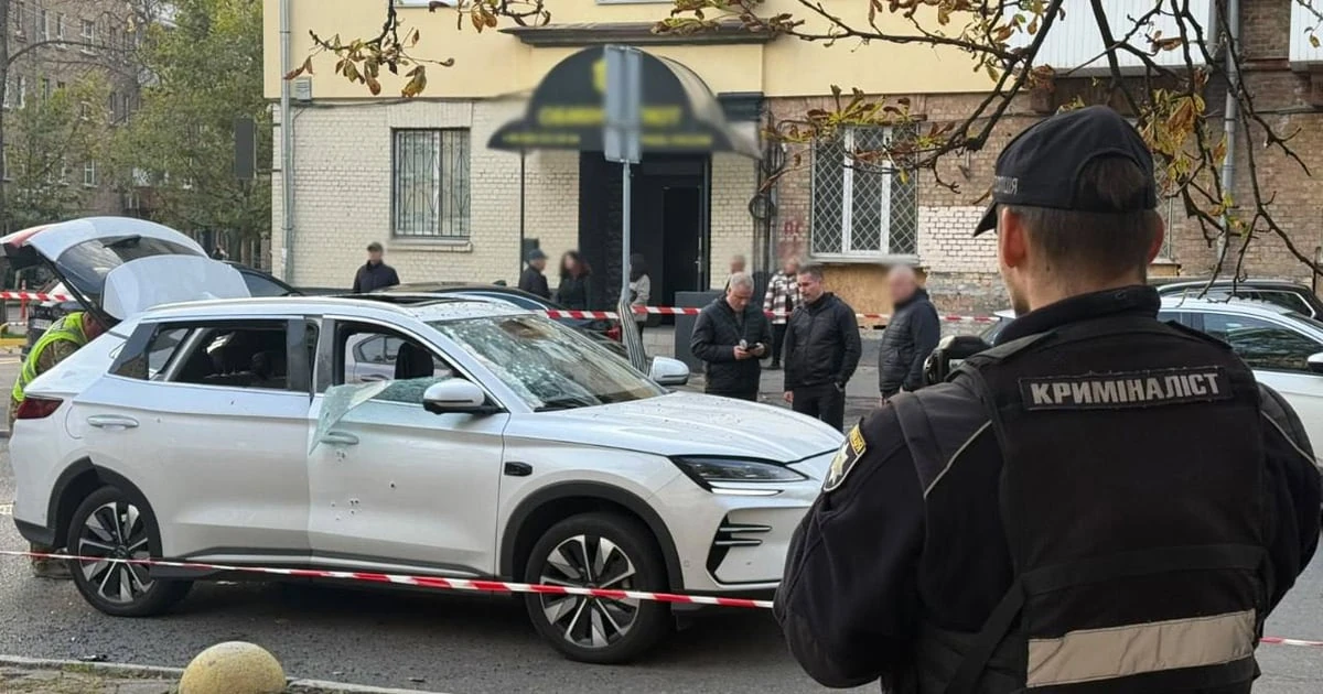 Місце вибуху автомобіля у Печерському районі Києва, за даними поліції